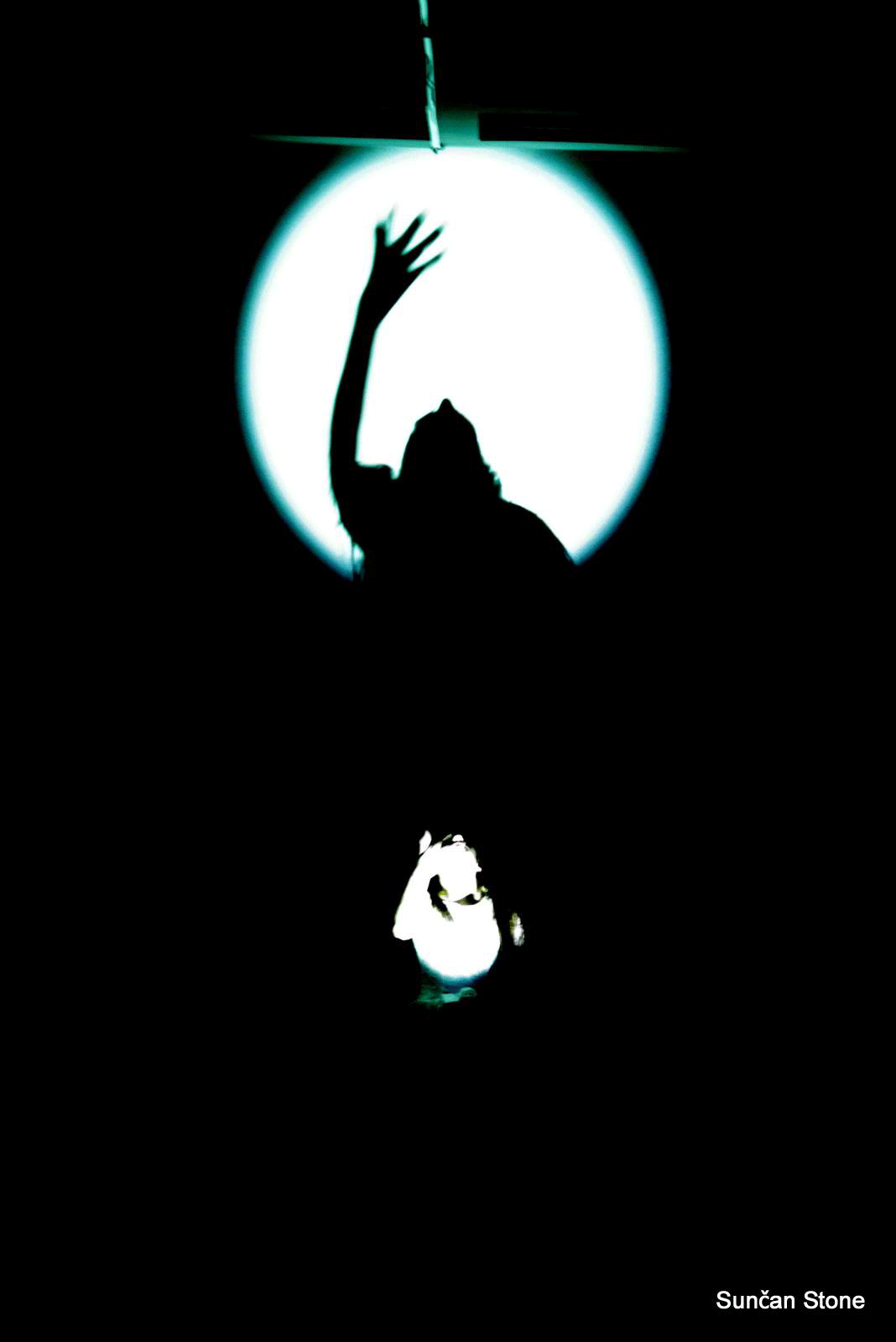 perf_nightlife_moderna_S_Anja-throwing-rice-in-dark_large_2015.png