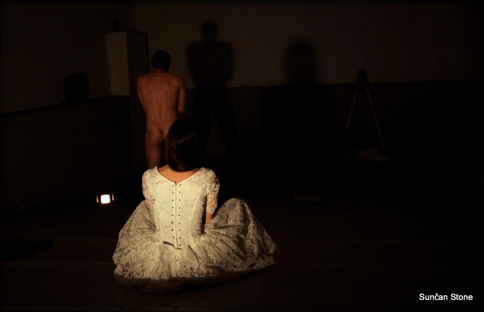 perf_nightlife_moderna_S_Anja-bride-watching-naked-Alj-moyen_2015.png