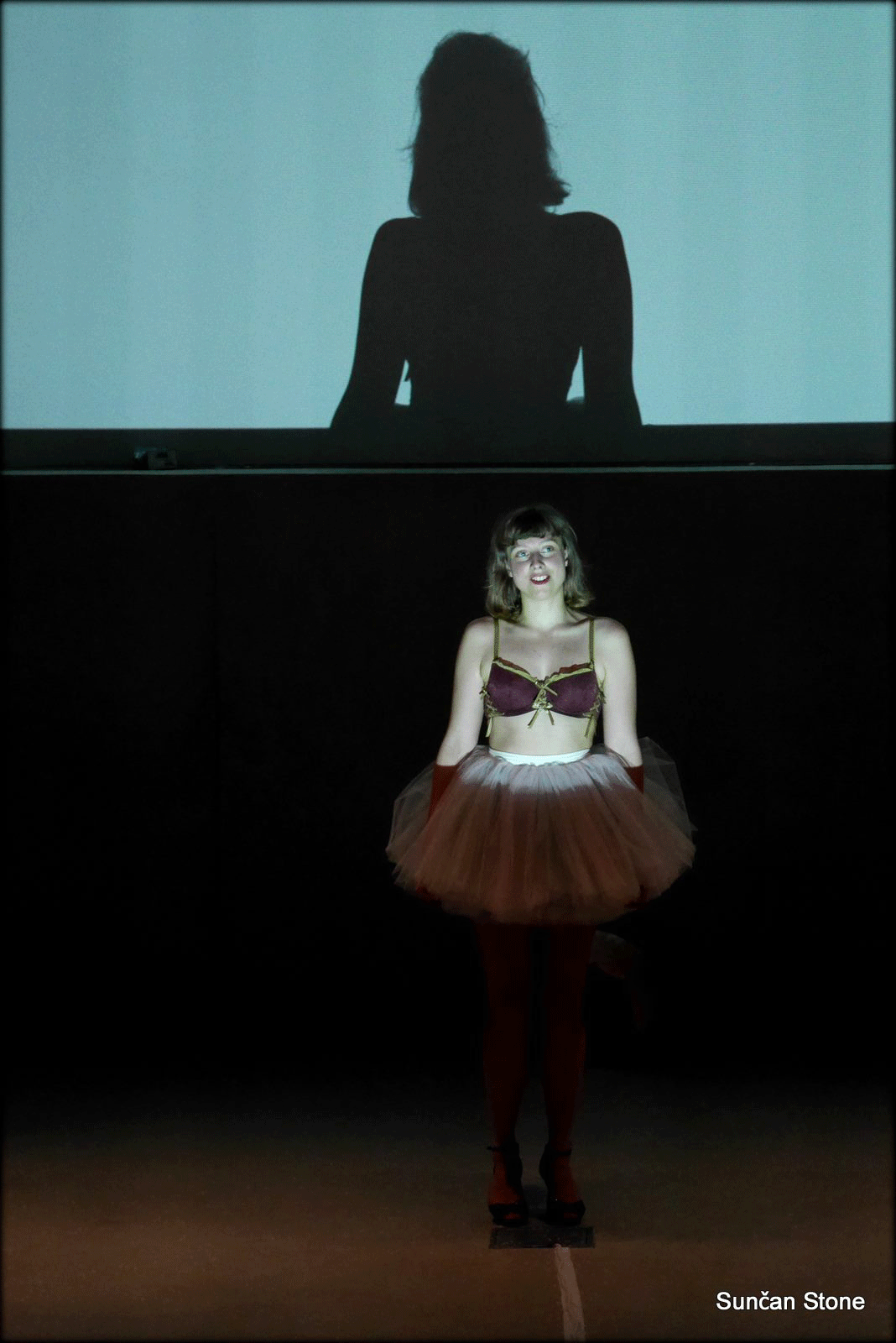 perf_nightlife_moderna_S_babylyn0_singing-beguining-large_2015.png
