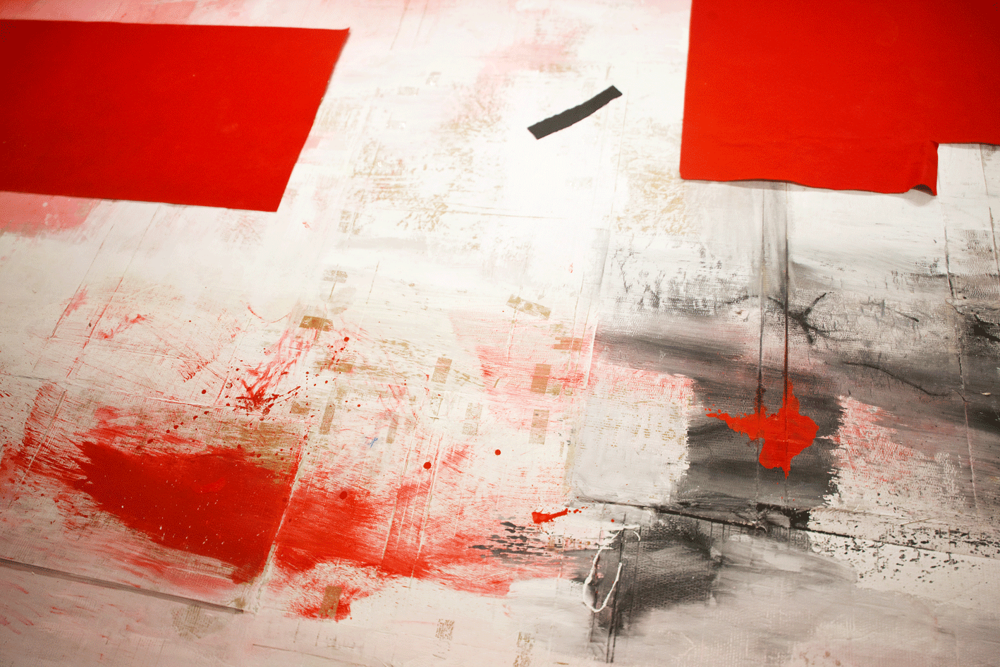 instal_roomsmemoriesnot_Gasper_ground_2redstripes_2015.png