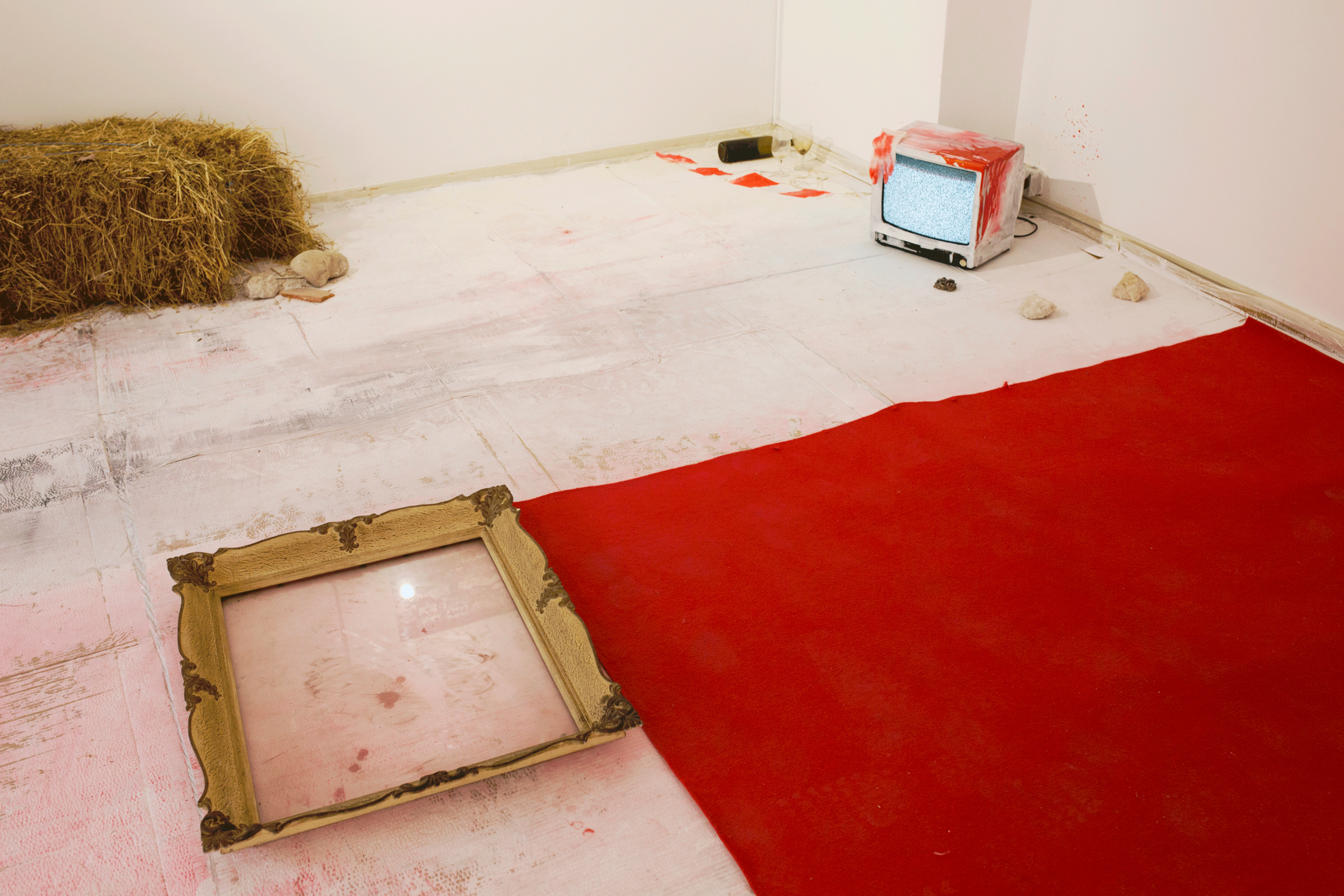 instal_roomsmemoriesnot-hay,-tv,-red-carpet,-frame_2015.png