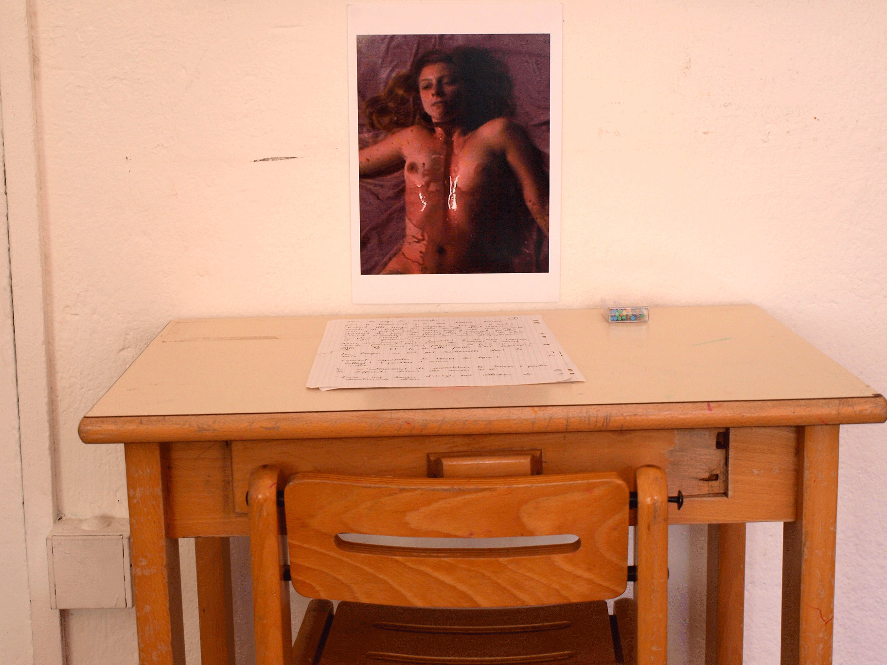 instal_DNSEP_child_blackboard_tablewithphoto_detail_2013.png