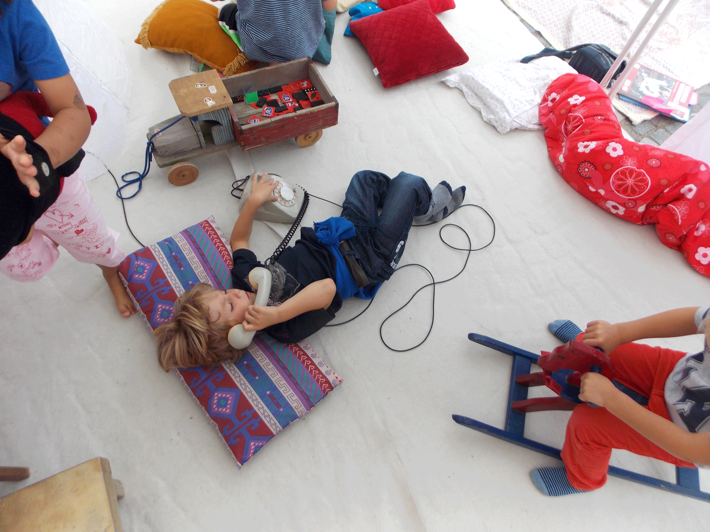 instal_sezam_telephone-boy-face-visible_legs-of-others_2014.png