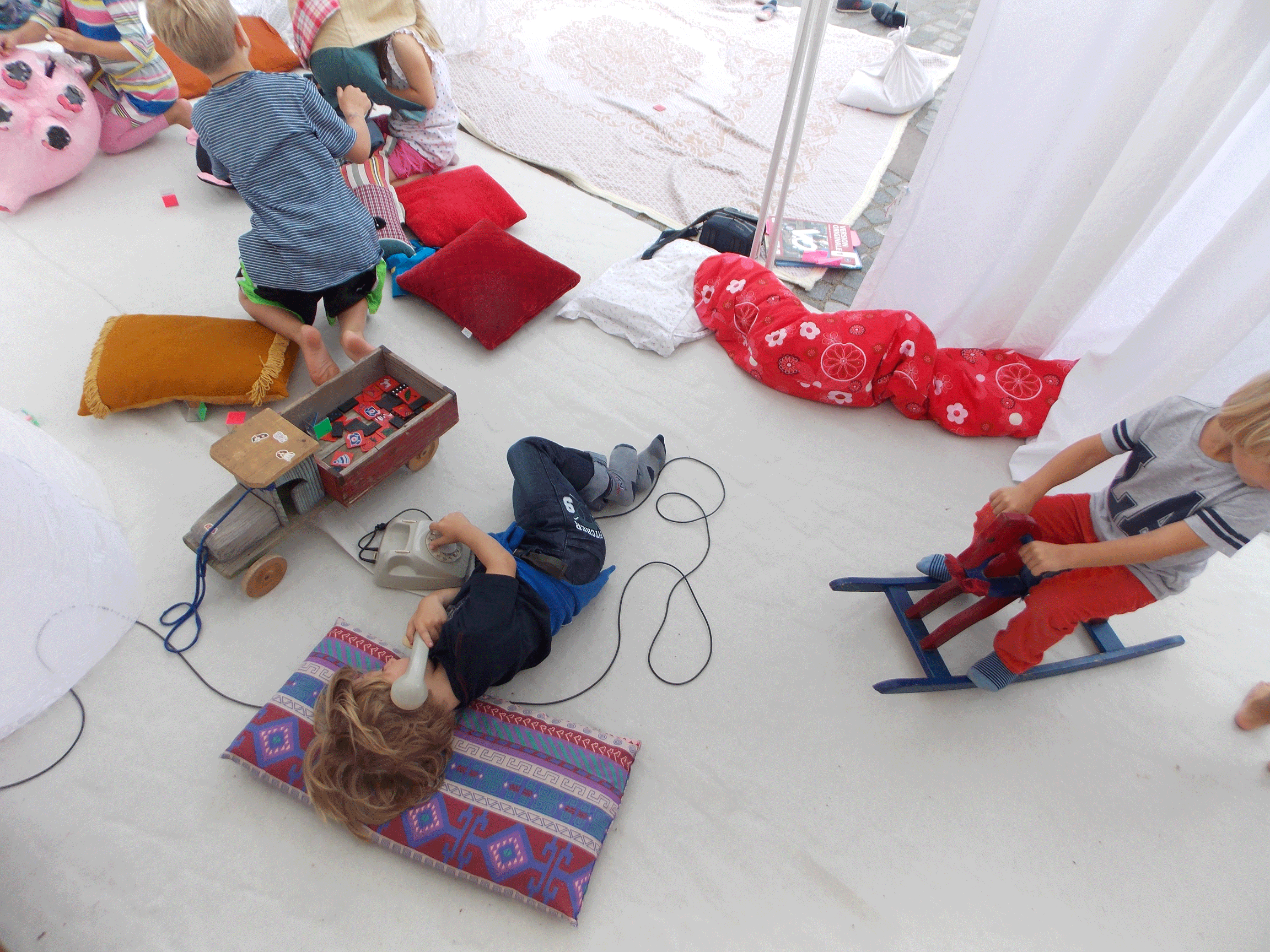 instal_sezam_telephone-boy-lying-on-side-2-other-kids-playing_2014.png