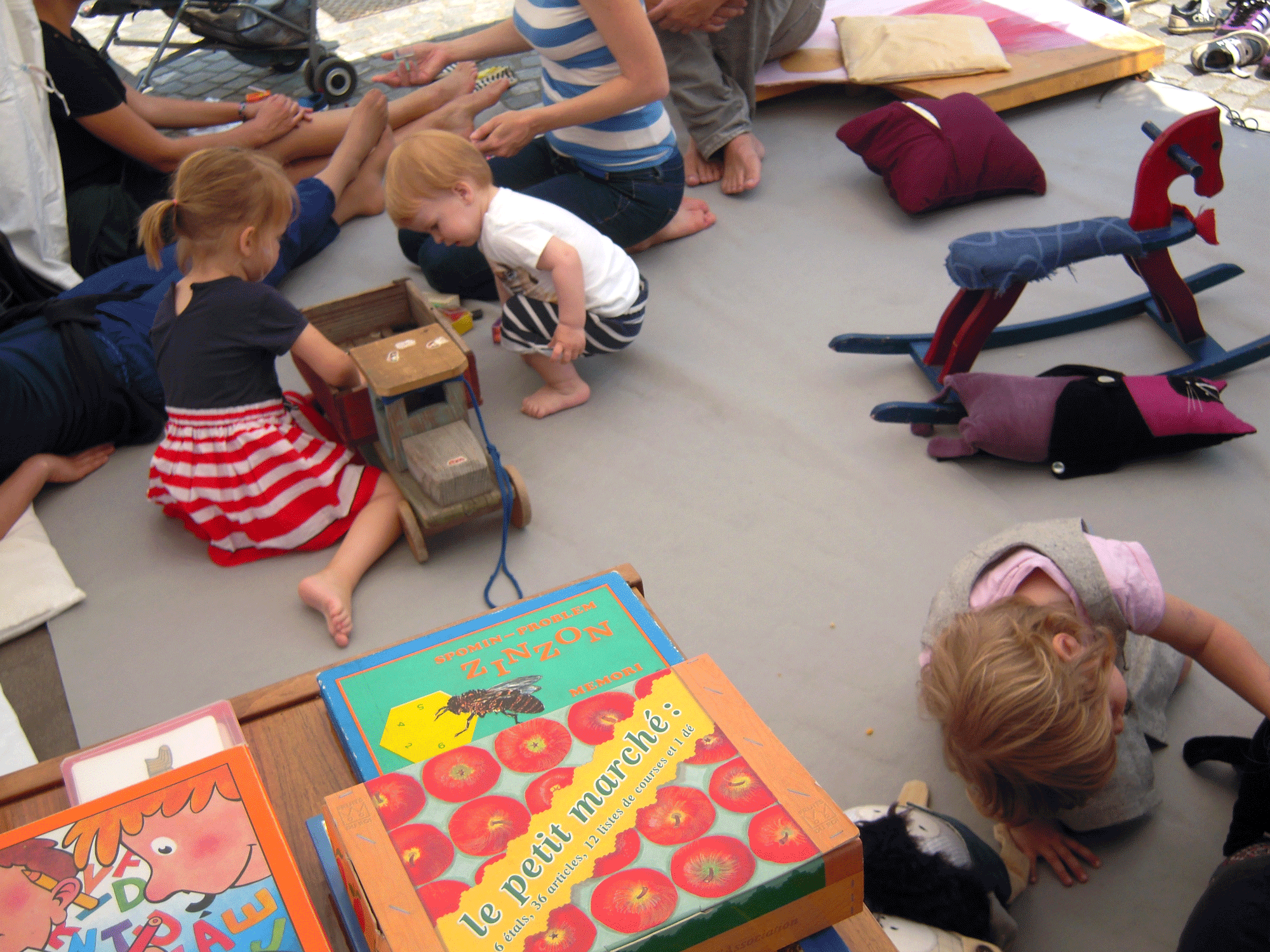 instal_sezam_games-table-front-several-kids-background-detail_2014.png