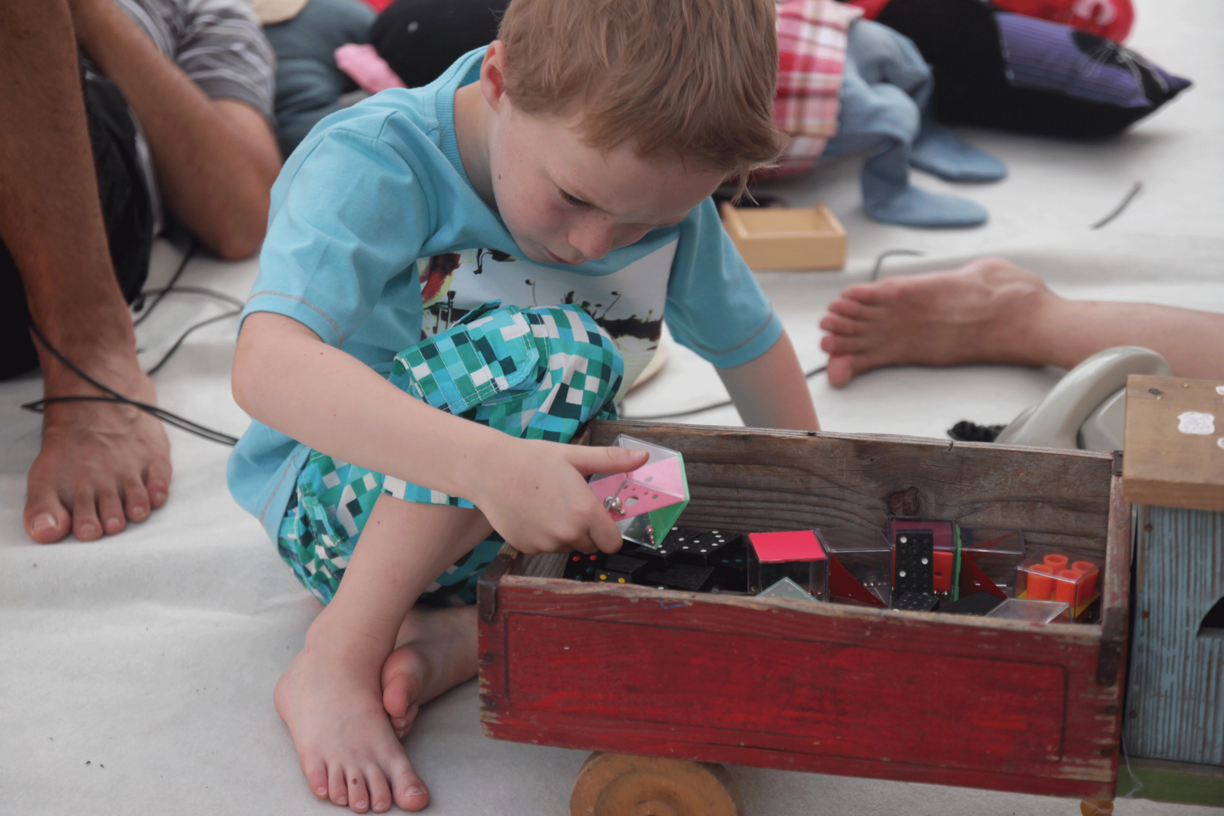 instal_sezam_boy-observing-a-square-detail_2014.png