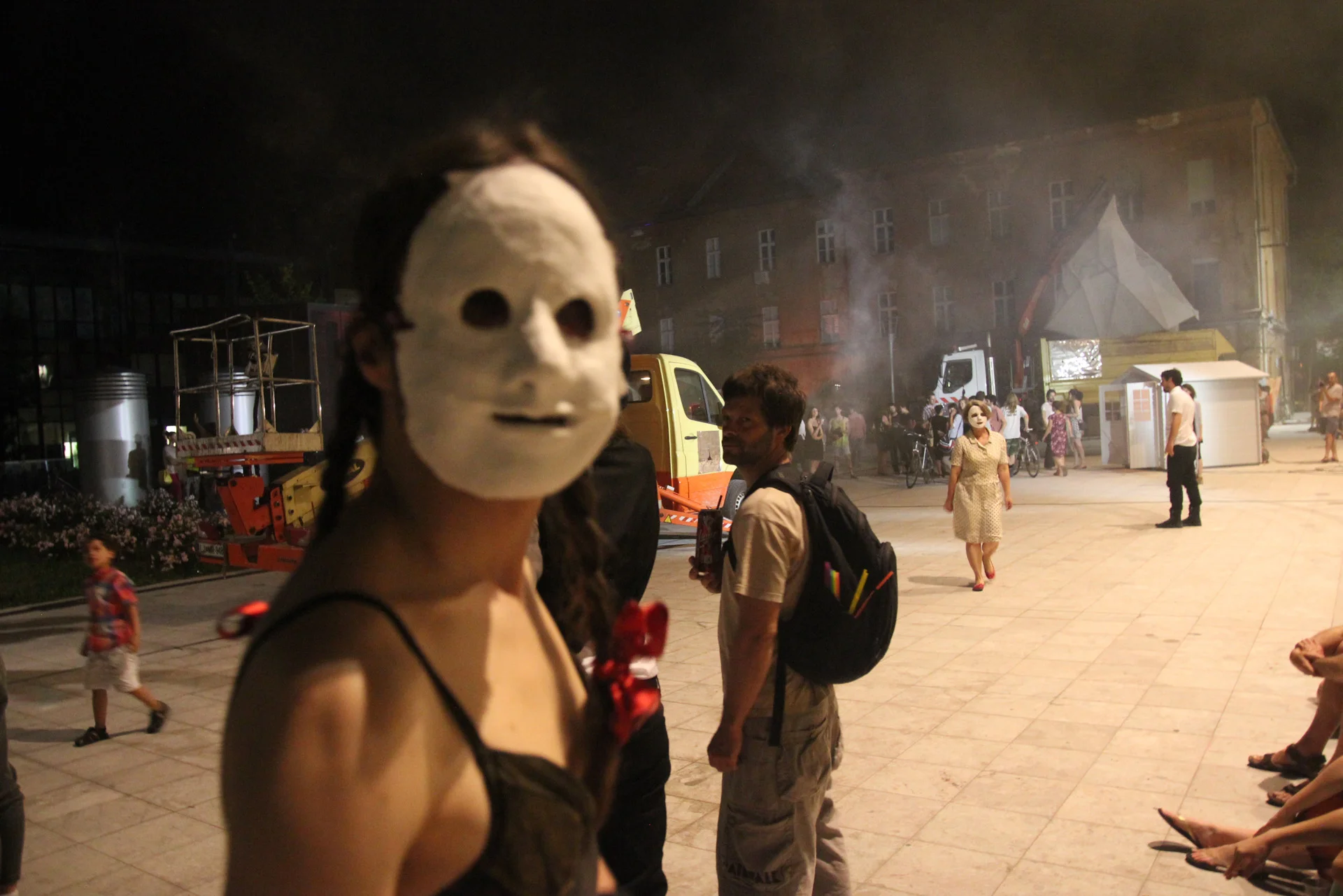 perf_party_1er-plan-Jmask-middle-Dejan-last-Vmask-and-happening-in-front-of-MSUM-catastr_2013.jpg