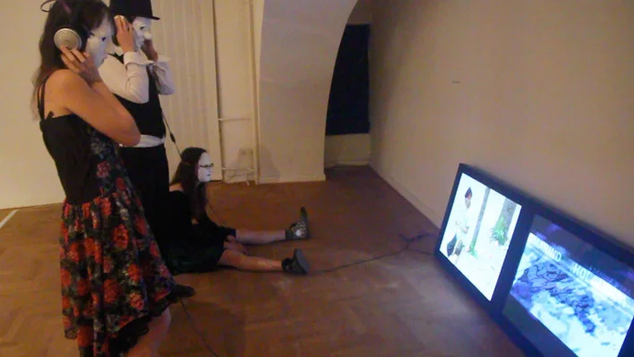 perf_party_zabavajme_profile-watching-tvs-Jmask-sits-floor-nice_2013.jpg