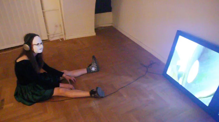 perf_party_zabavajme_Jmask-teen-floor-watching-tv_2013.jpg