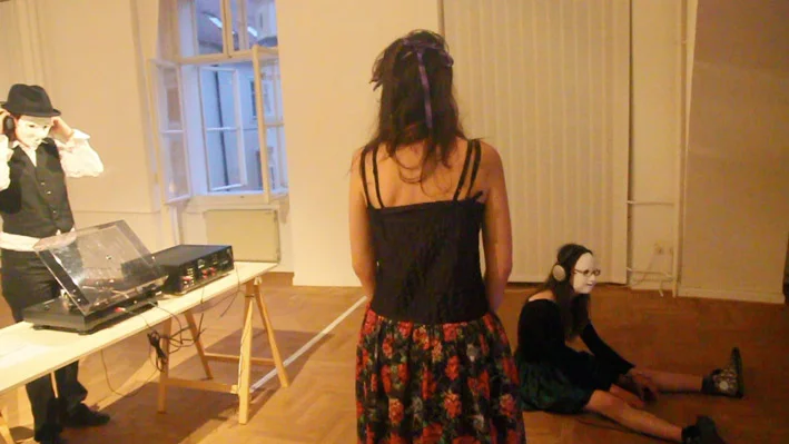 perf_party_zabavajme_Mask-family-P-listening-K-watching-over-J-sitting-on-floor_2013.jpg