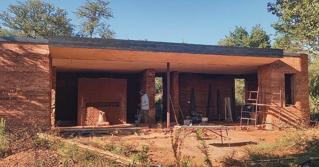 Roof and ceiling coming along! 

#earthhouse #naturalbuilding #rammedearth