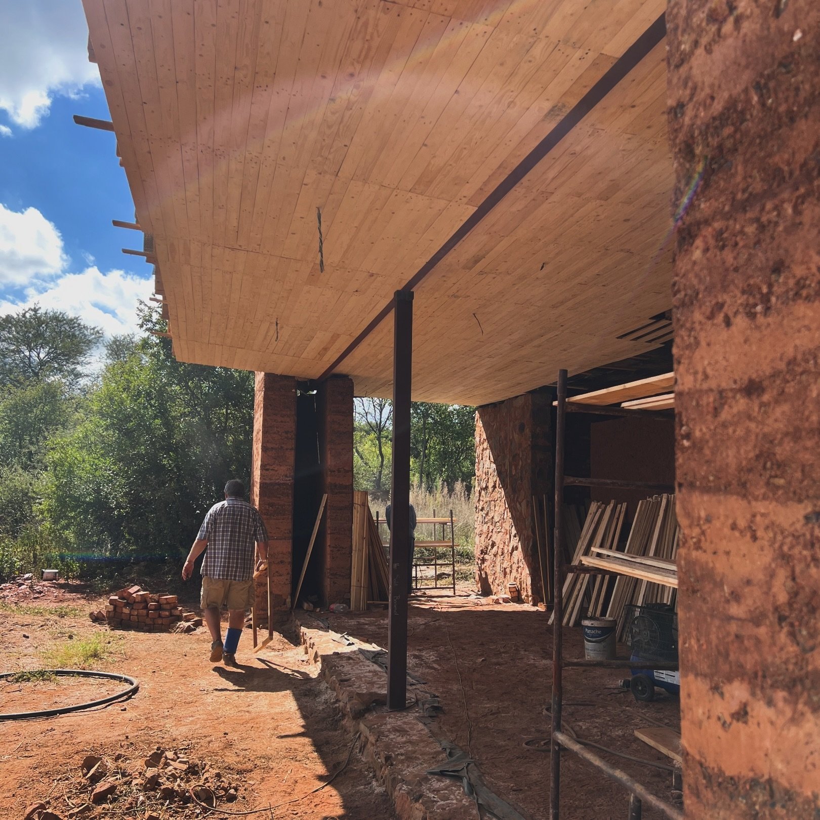 Ceiling is nearing completion ☀️

#naturalbuilding #rammedearth #sustainabilty #womeninarchitecture