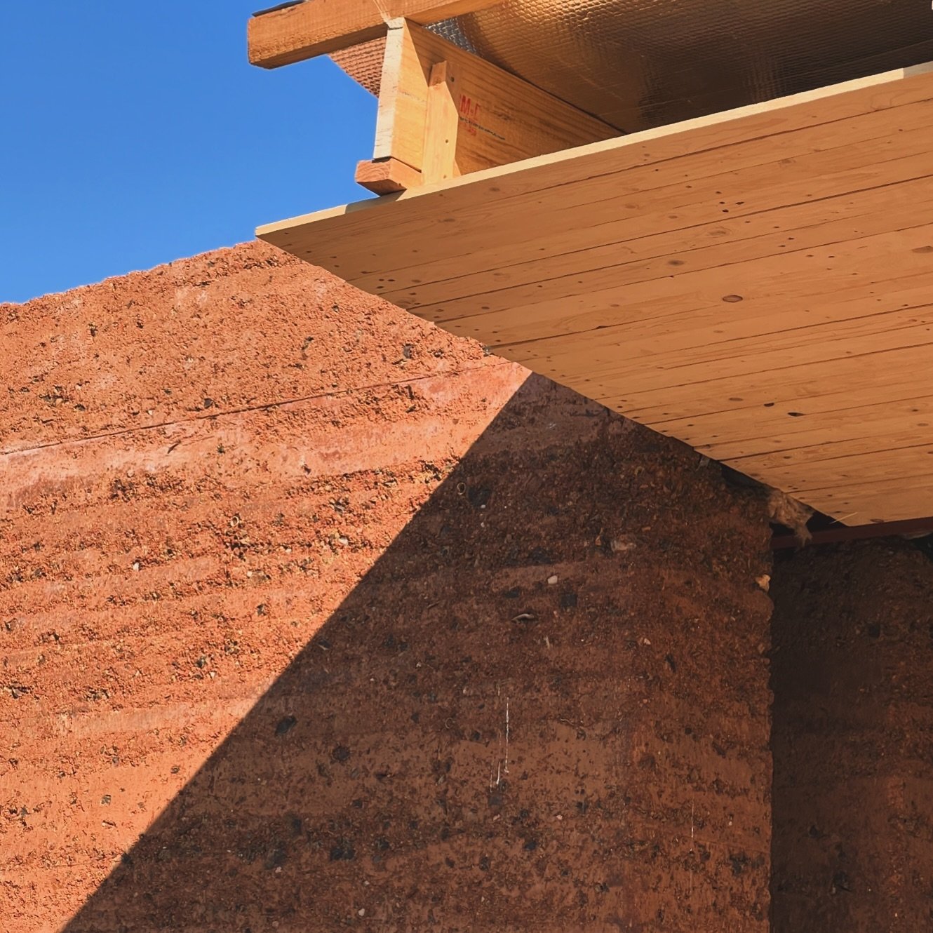 Colours and textures 

#rammedearth #rammedearthwall #earthhouse #buildingsustainably