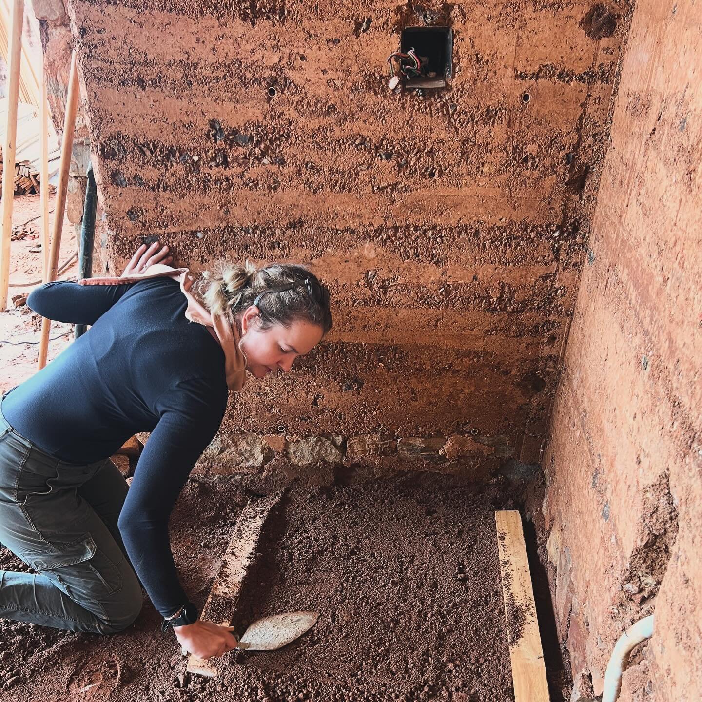 We are doing a rammed earth floor test today. A first time for everything 😁

#rammedearth #rammedeartharchitecture #rammedearthfloor #rammedearthhouse #naturalbuilding #buildingwithearth