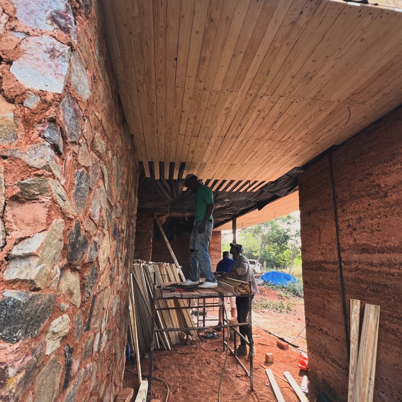 Ceiling is taking shape! 

#architecture #omgfund #airbnbomgfund @airbnb #naturalbuilding