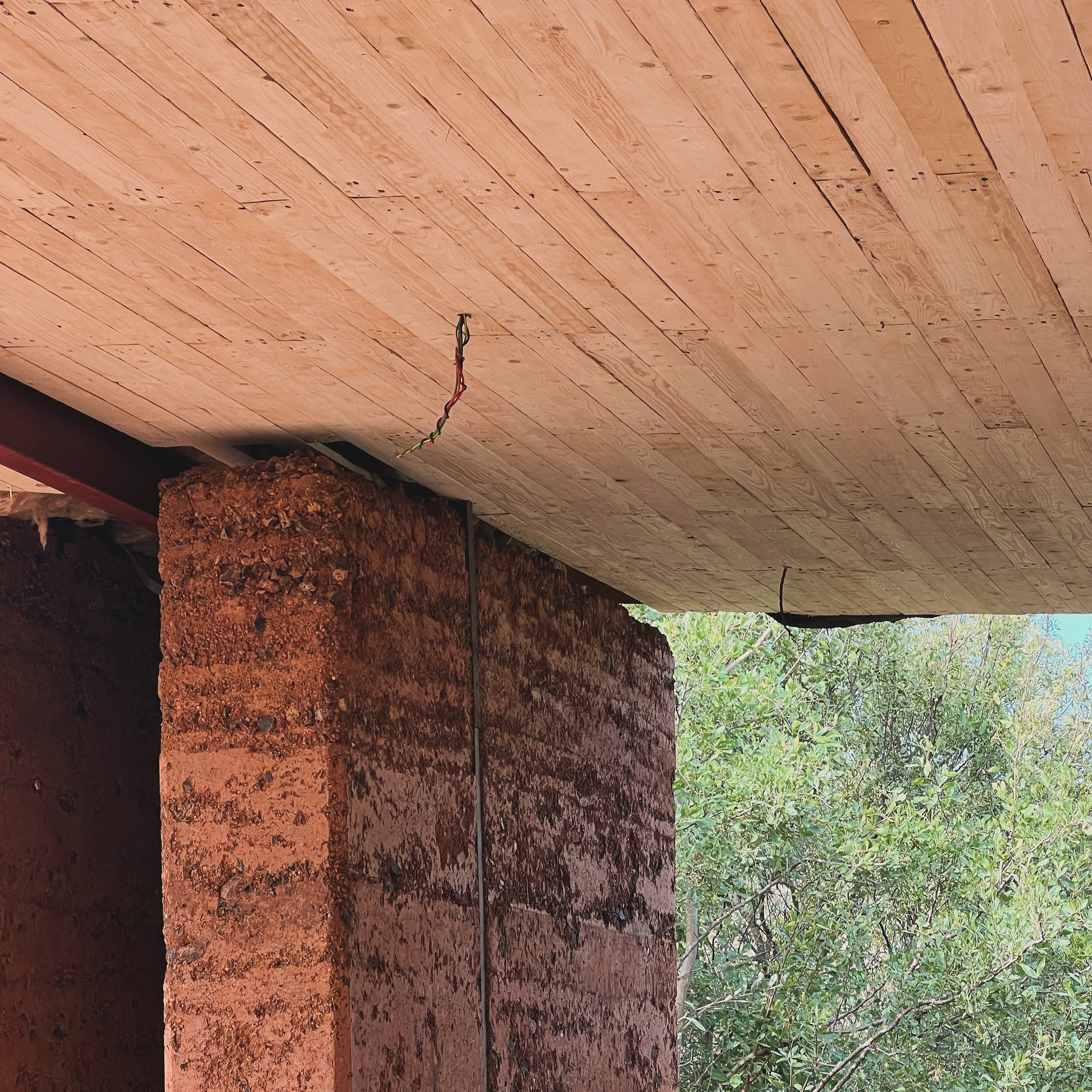 Electrics are also in! 

#rammedearth #naturalbuilding #buildingwitearth #southafrica