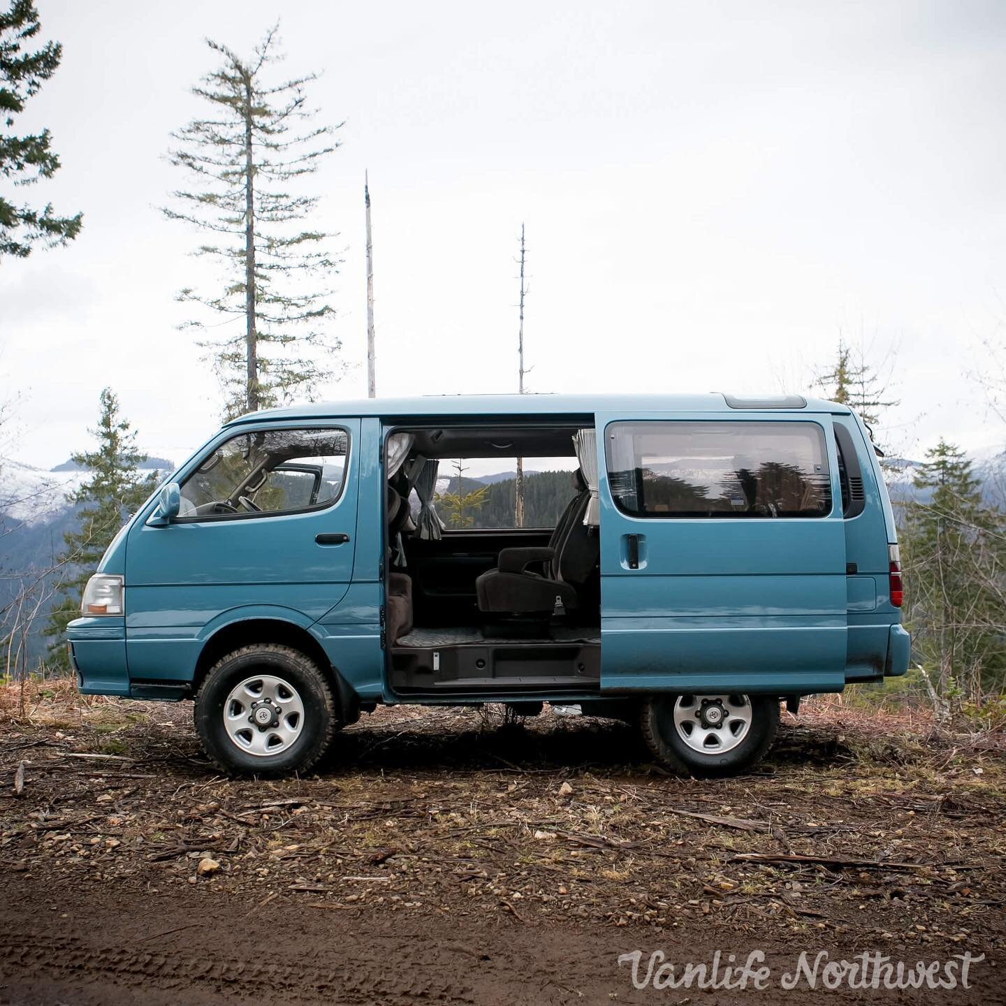 Clocking merely 47k original miles, this Toyota Hiace Super Custom Limited came to us in need of a cosmetic refresh. After our full maintenance overhaul, we stripped the van down to the frame, and repainted it utility blue. During reassembly, we inst