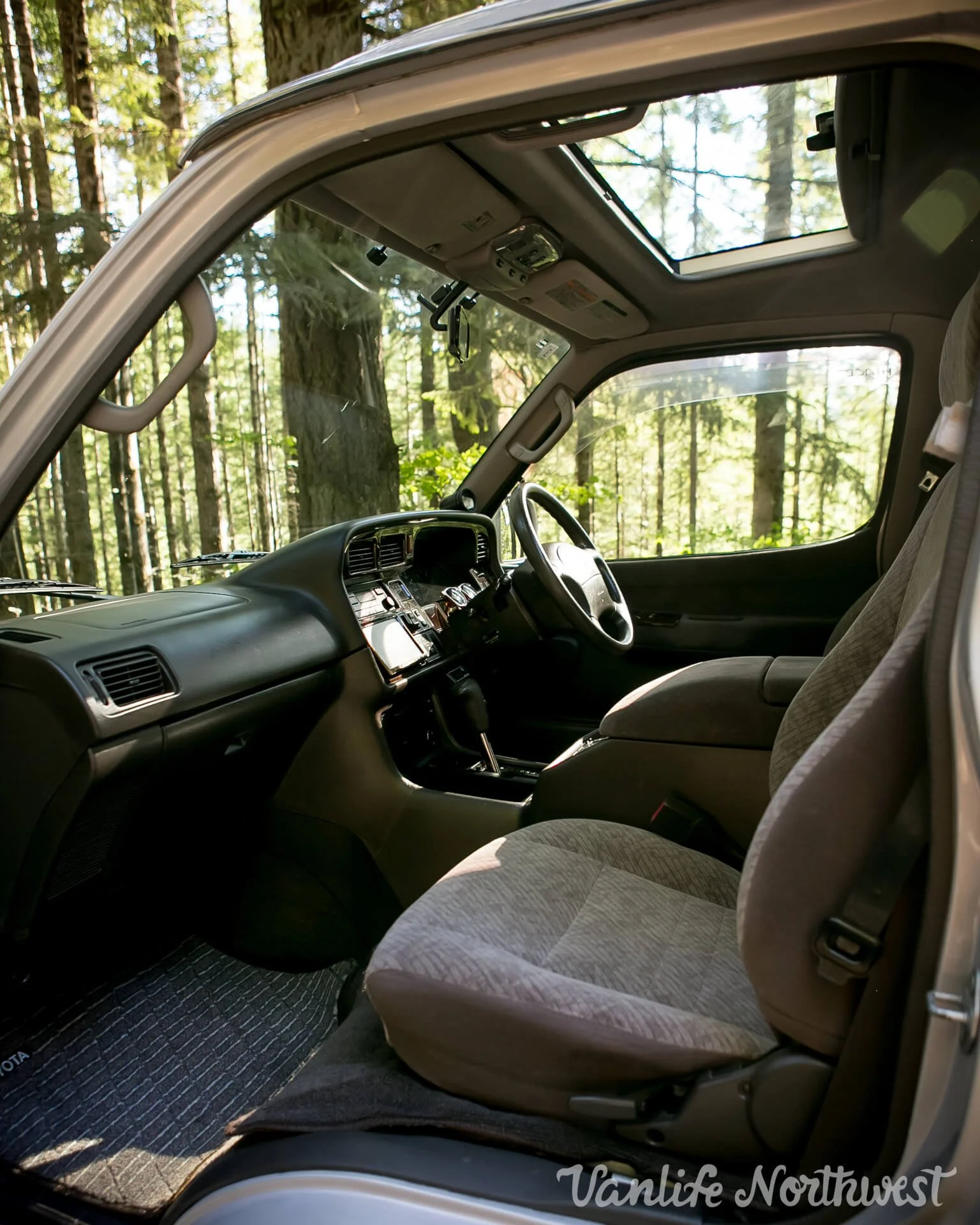 1996 Toyota HiAce JDM car for sale — photo 15 of 25