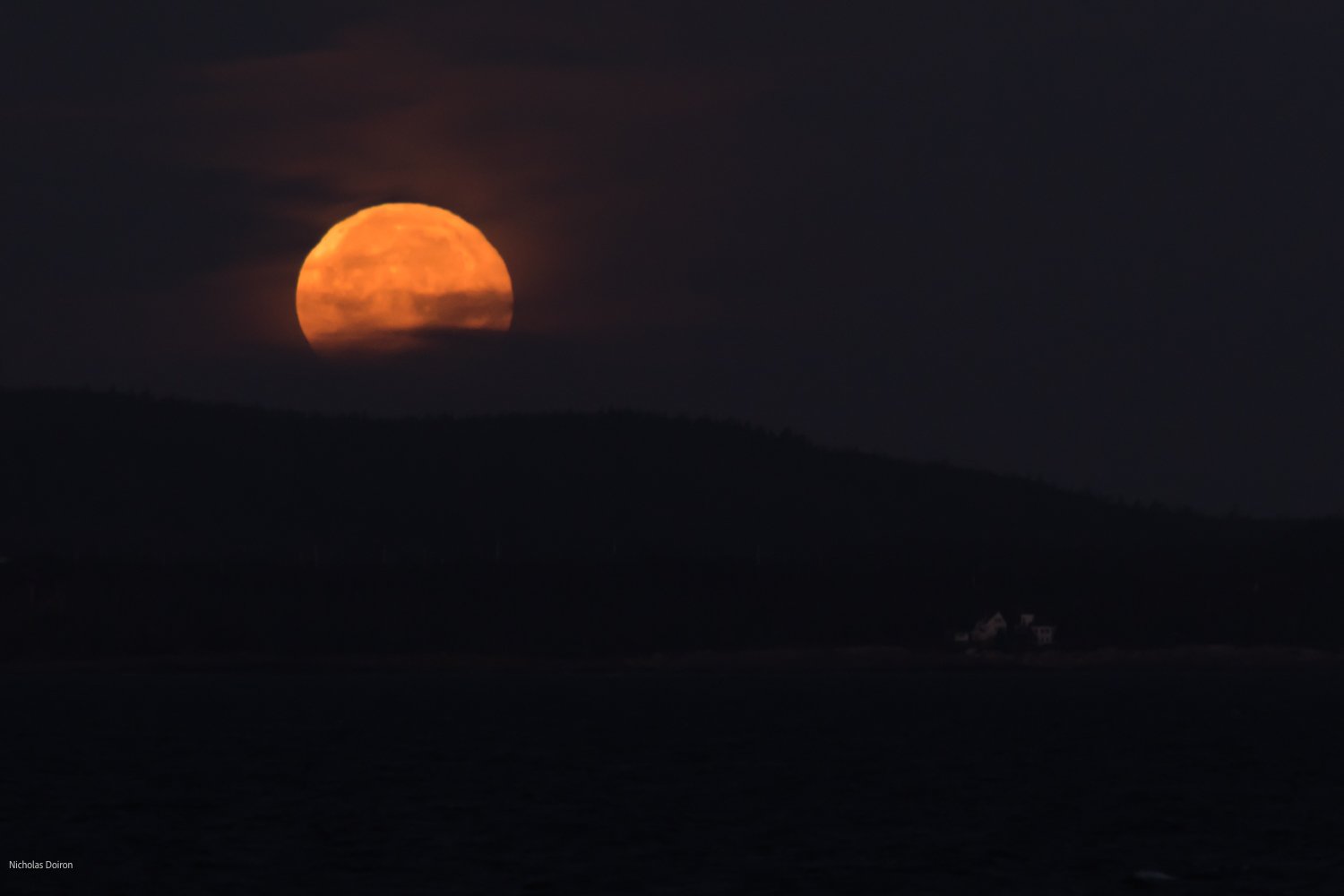 The super moon behind the mountains.jpg