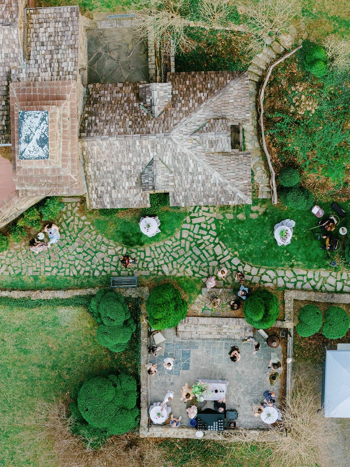 Unusual perspectives of our guitar/violin duet from @nathanrivers and an artful close up from @danielaguerrero_photography from the recent showcase at @douglasellingtonhouse (These images were cropped to post as a series.) We adore playing at this di