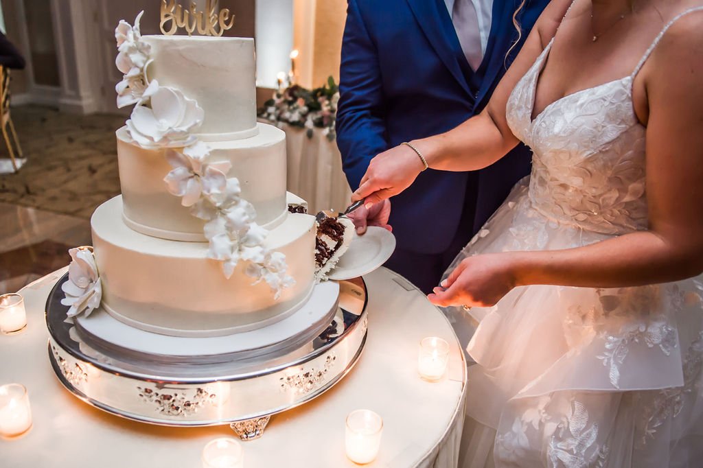 Couple cutting their cake at Glen Island Harbour Club