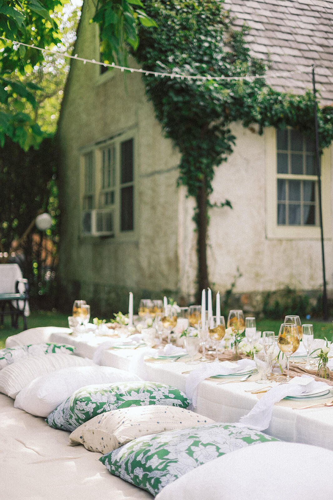 Intimate backyard wedding in Montauk, New York, with touches of boho style, all white flowers, pampas’s grass and a picnic reception.
