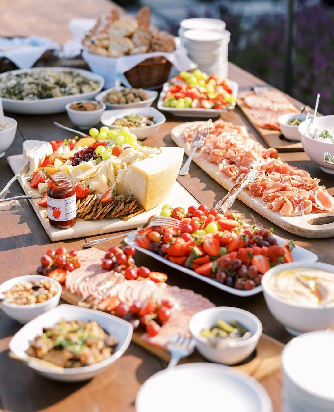 Good food makes for happy guests! But why stop at a traditional meal? Elevate your reception with interactive experiences that get everyone talking.
Consider setting up interactive food stations where guests can customize their plates, or surprise