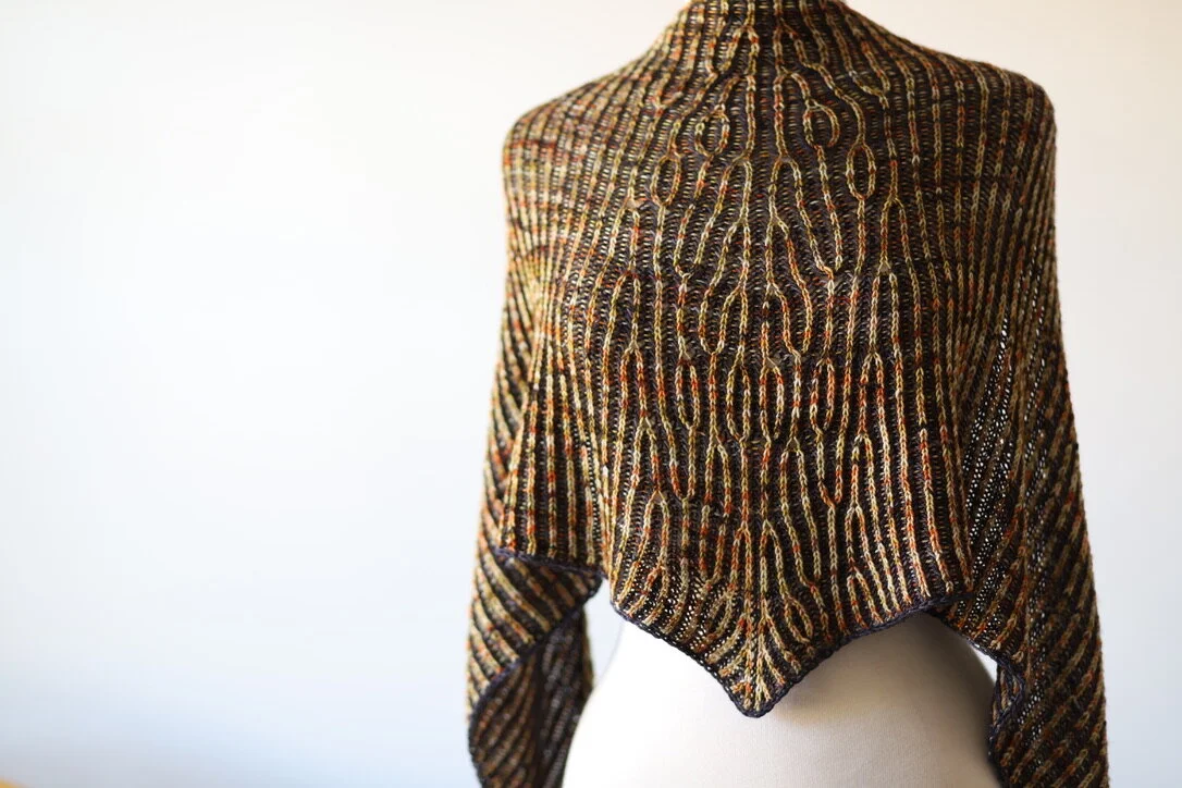 I knit this shawl in honor of a little creature I love a lot, the monarch butterfly. It uses 2 skeins of fingering weight yarn (1 of each color), with brioche increases and decreases to make a pattern inspired by monarch wings. The monarch populatio…