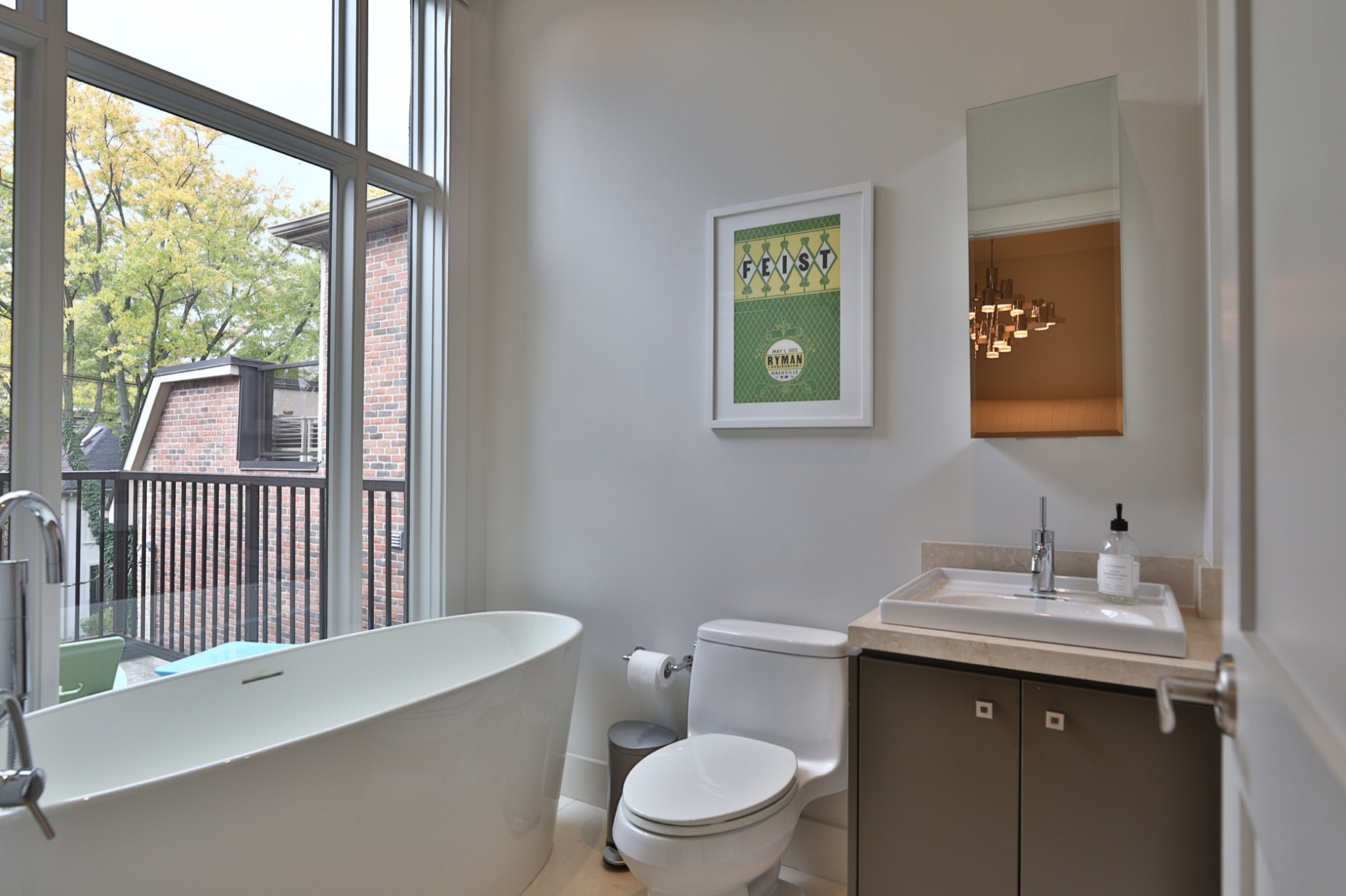 76 Macpherson Ave 21.png