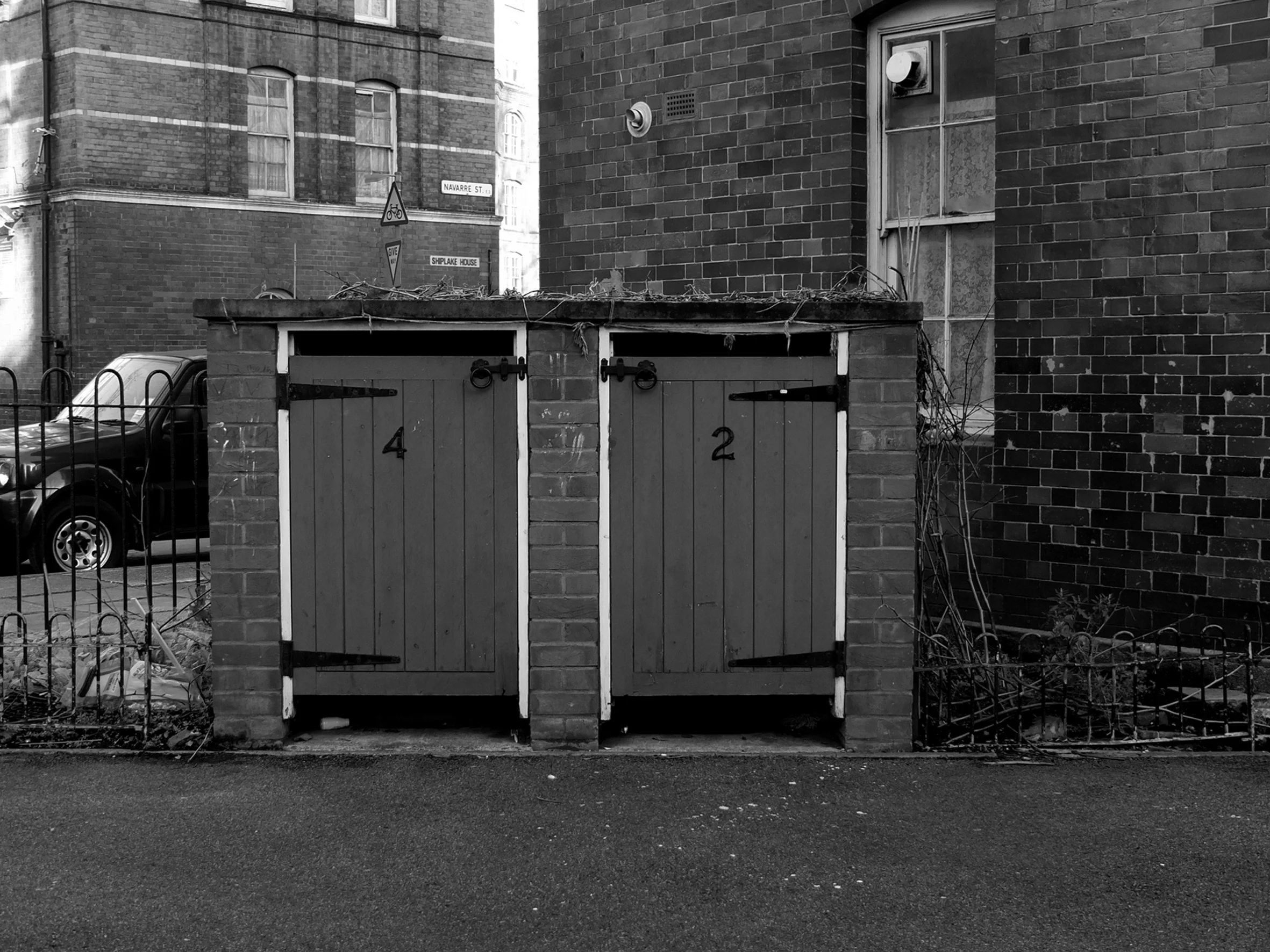 Not to find one's way. "Galerie Eigen + Art", B/W Photograph, 2012