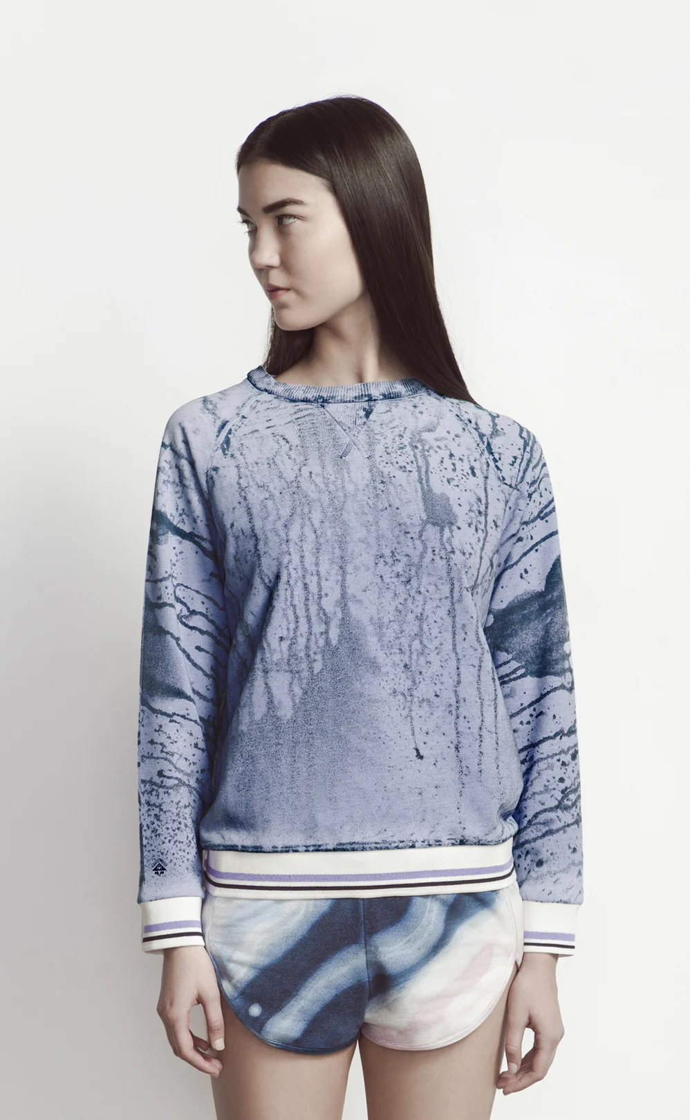  The Airplane Mode collection creates a minimalist and sophisticated world by combining the look of ready-to-wear, the comfort of loungewear, and the ability of activewear. 