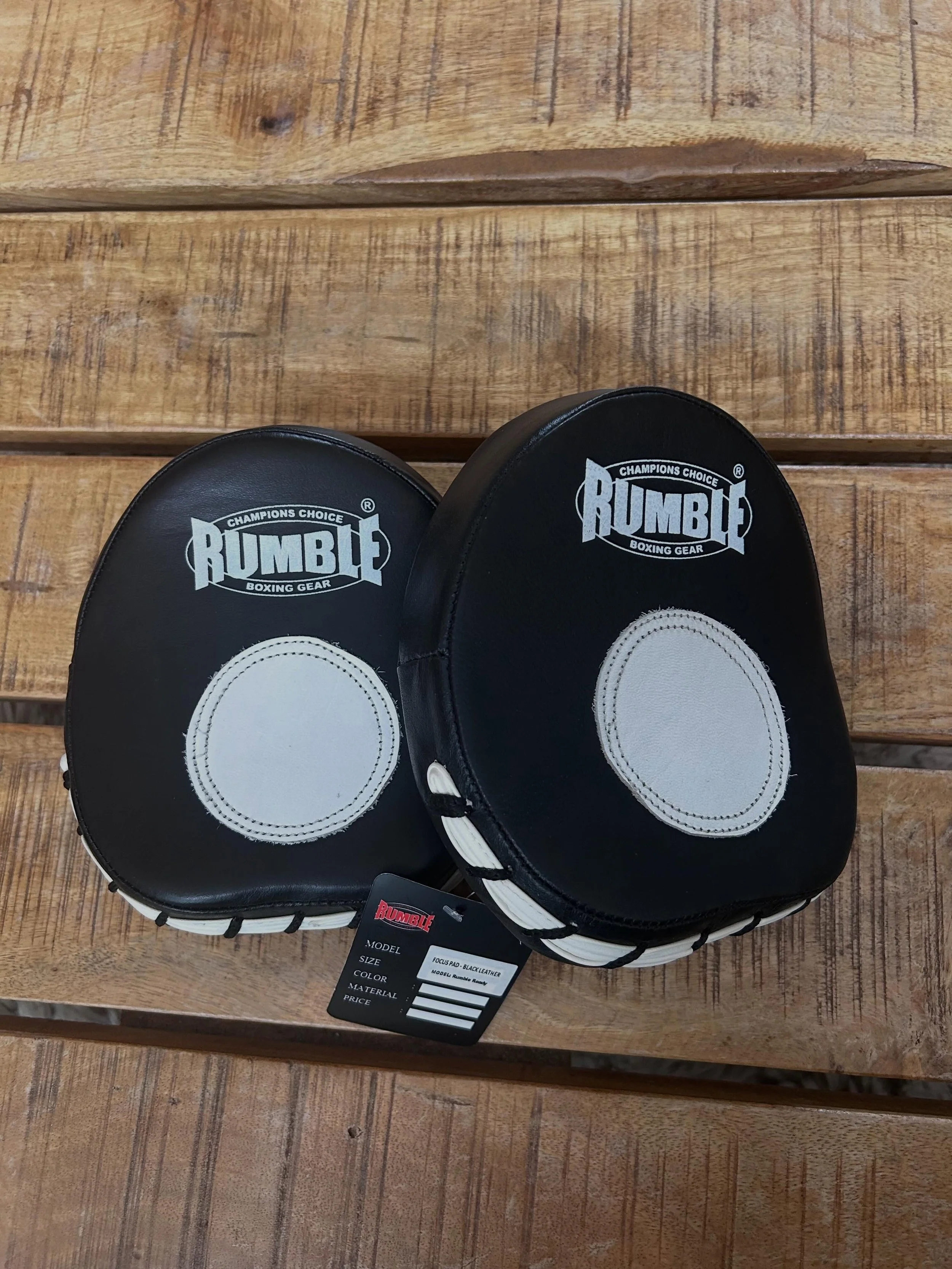 Nieuwe Rumble lichtgewicht handpads, perfect voor hook &amp; jab training en precisietraining. Gemaakt van 100% leer en voorzien van een hoge absorbatie-padding voor minimale impact. Extra comfort voor de trainer dankzij vingergrip en polsband. Gesch