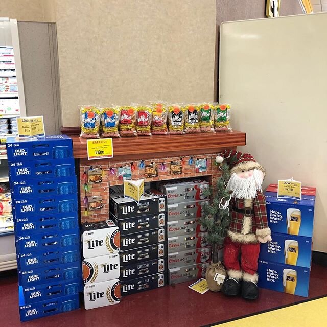 Food City in Marion, VA is getting festive with Hogs Heaven Pork Rinds.  Wilcox Marketing is doing a great job with the holiday displays.  #holidayseason #holiday #holidayshopping #parties #christmas #porkrindsarelife #merrychristmas #christmas