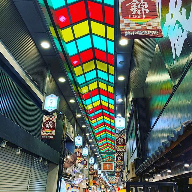 Nishiki market, you tasty beast! 🇯🇵🍲🍣🍤🍺🥢🍶🥟🦪 #kyoto #japan #nishikimarket #travel #family #kyotojapan