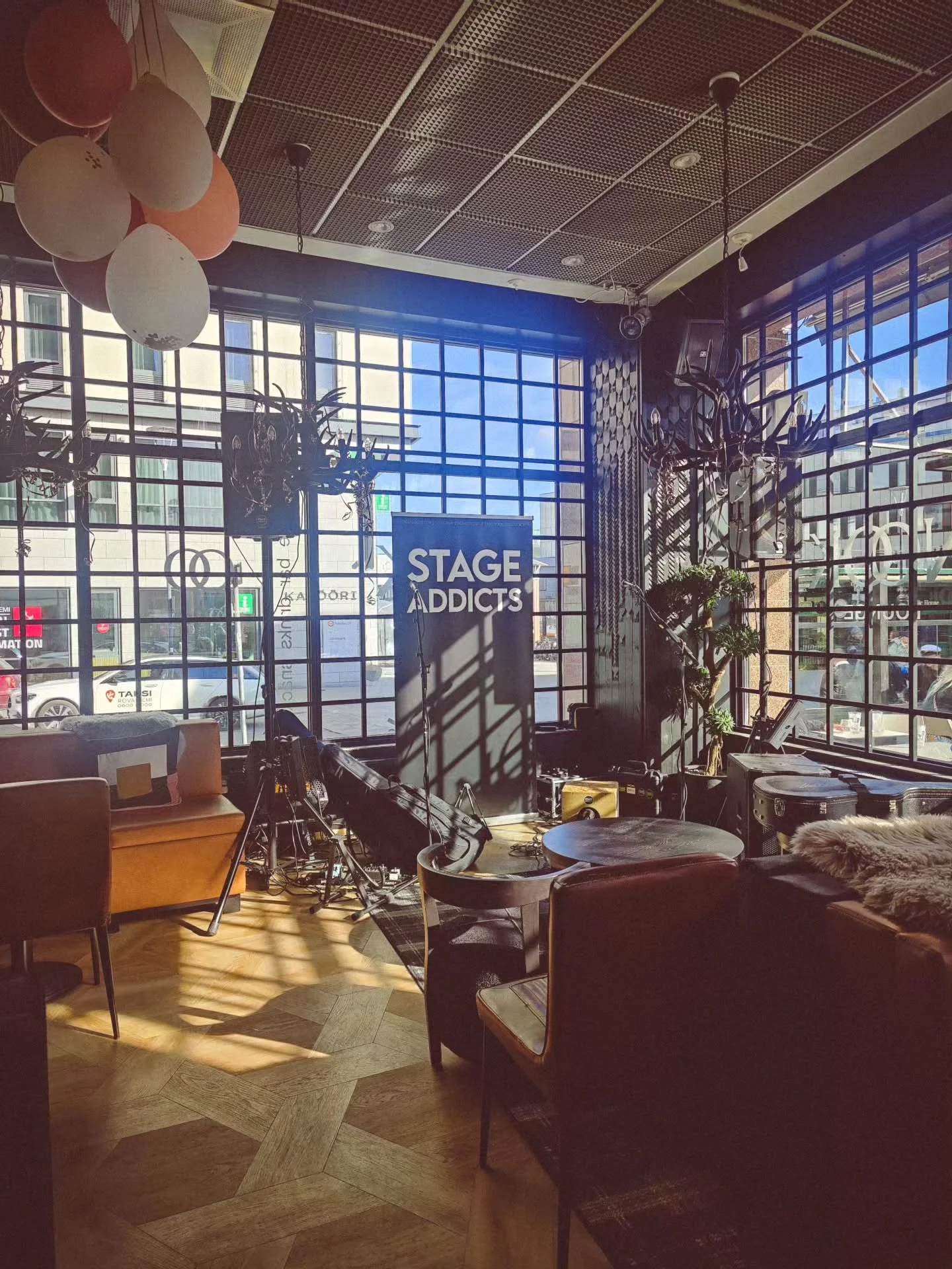 T&auml;n&auml;&auml;n soitetaan vapputunnelmissa Rovaniemell&auml;. Paikkana eritt&auml;in viihtyis&auml; Nook lounge.
Showtime klo 22!
@loungenook

#stageaddictsduo #rovaniemi #nooklounge #santashotels