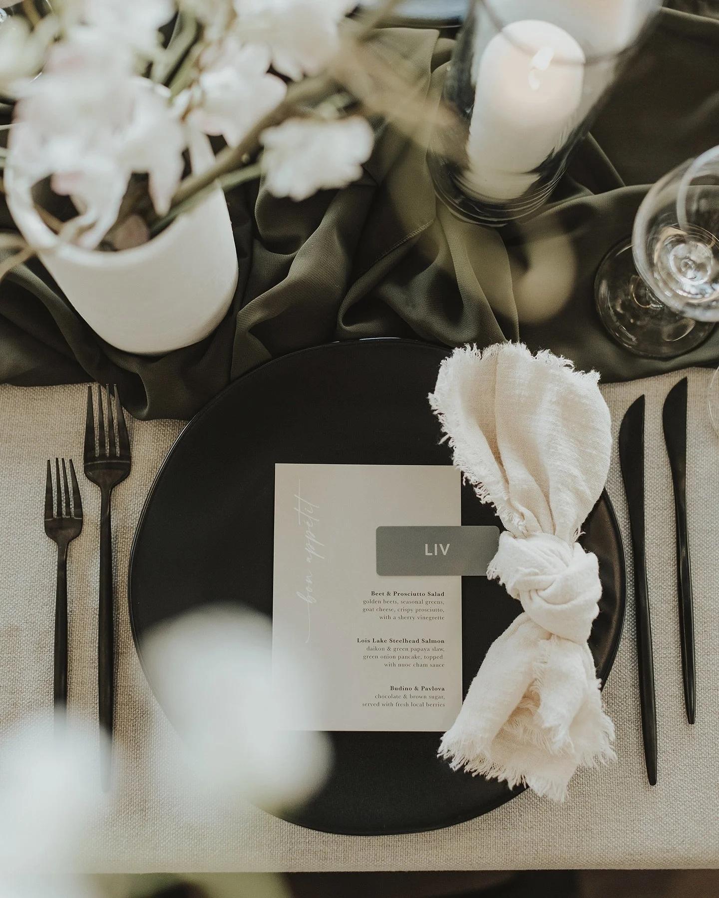 Up first in my new series ; The couple and their stationery 🤍 

Featuring a beautiful welcome area with hanging timeline and seating chart, menus and name tags, acrylic table numbers and bar signage, and a custom drawing of their sweet doggo Mayz! 
