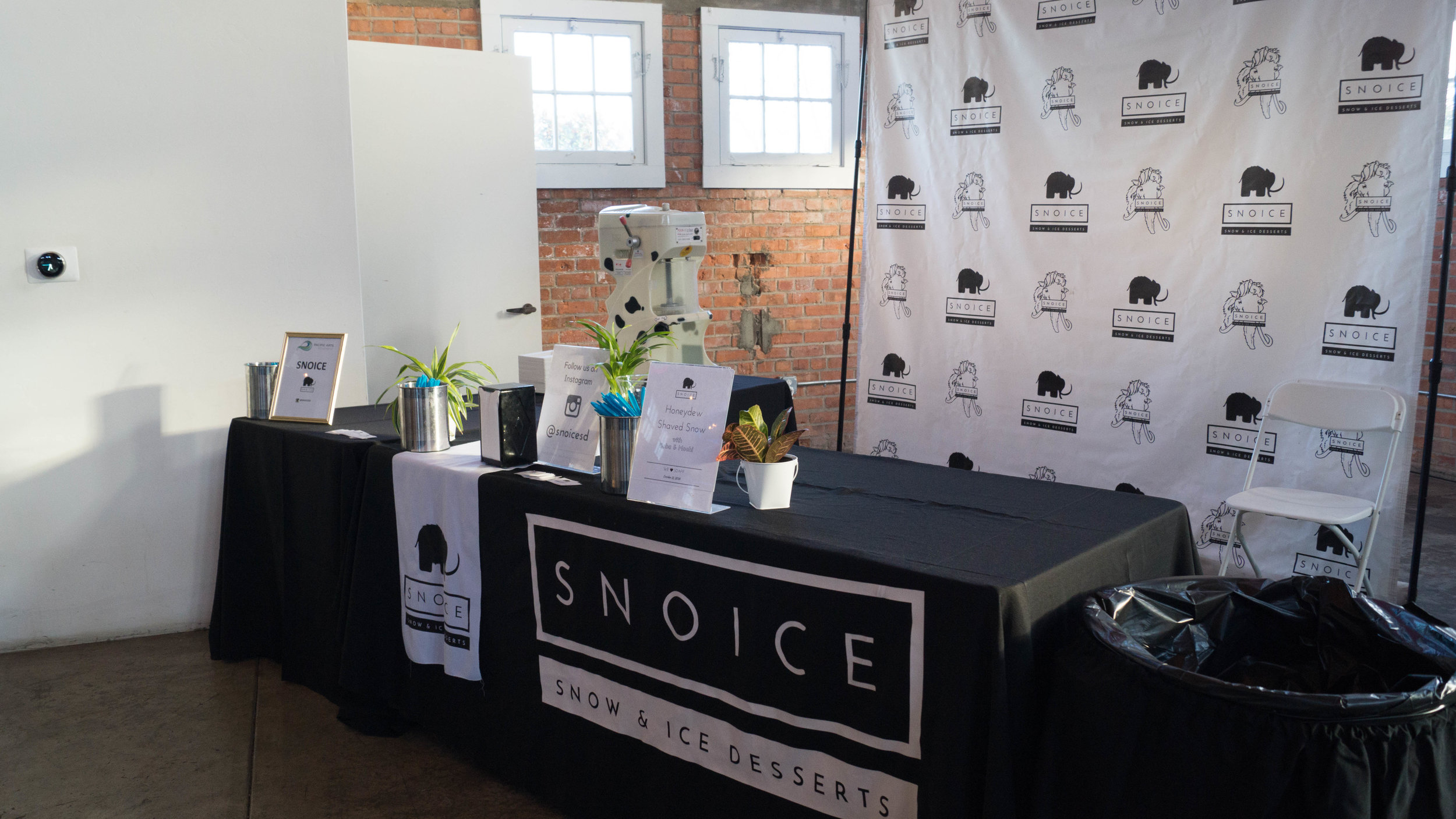 We had the great opportunity to serve honeydew and ube shaved snow at Pacific Arts Movement's "Chew The Scene" event in late 2016. Here's our set-up from the event - a table, an ice shaver, a backdrop, tablecloth, and menus. 