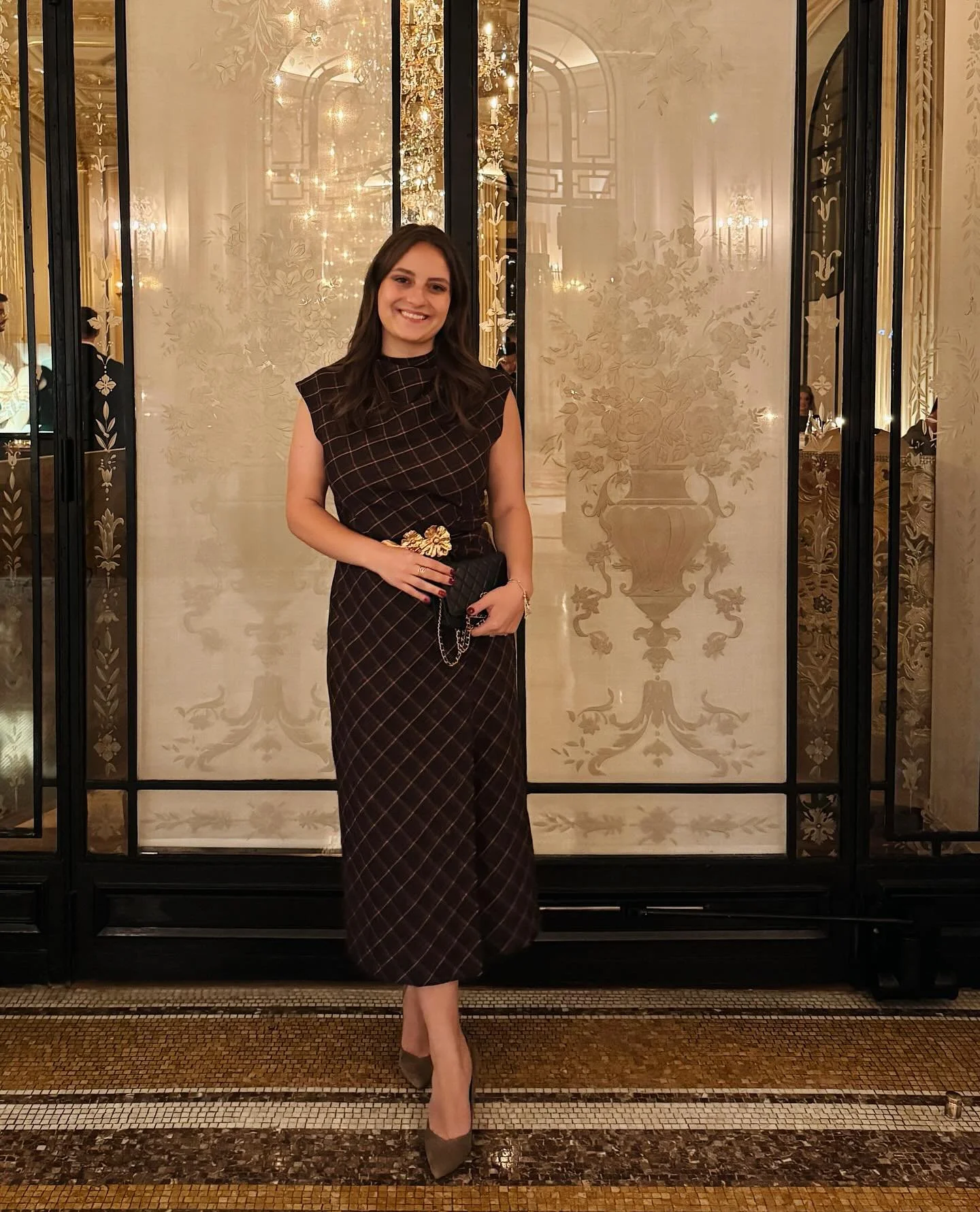 A little structure, a little shine ✨

#rtrpartner #rtrmuse 

#EveningElegance #ChicStyle #LuxuryLifestyle #HotelAesthetic #ParisianVibes #NYCStyle #FallFashion #ElegantOOTD #BrownTones #FashionInspo #StyleDiaries #GoldenHourGlow #ModernElegance #Trav