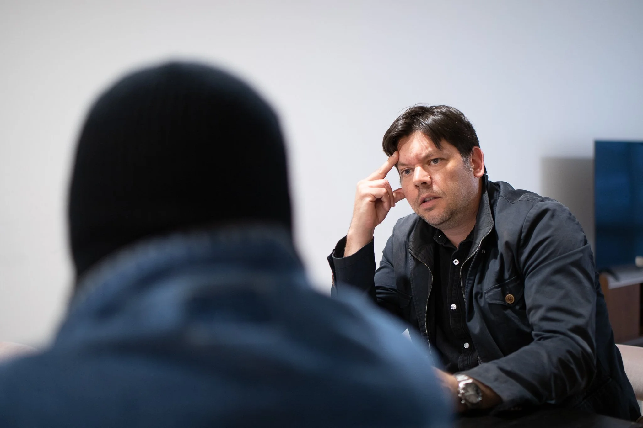  Source anonyme dans le cadre d'une enquête sur une fuite d'eau toxique d'un dépotoir illégal sur le territoire de Kanesatake  discute avec le journaliste d'enquête Tristan Péloquin 