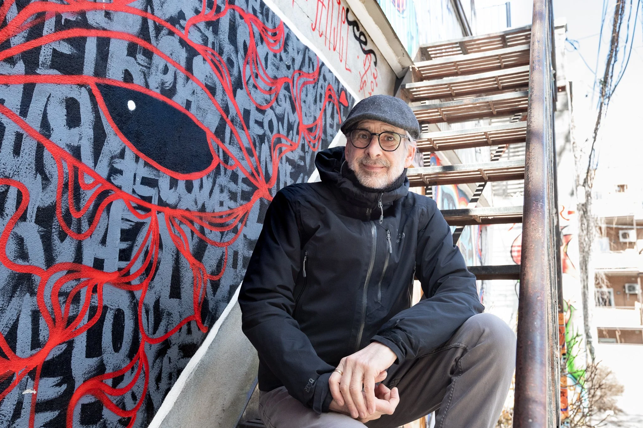  Bruno Lajeunesse devant des murales réalisées par des artistes de Montréal, au coin des rues Mont-Royal et Christophe-Colomb 