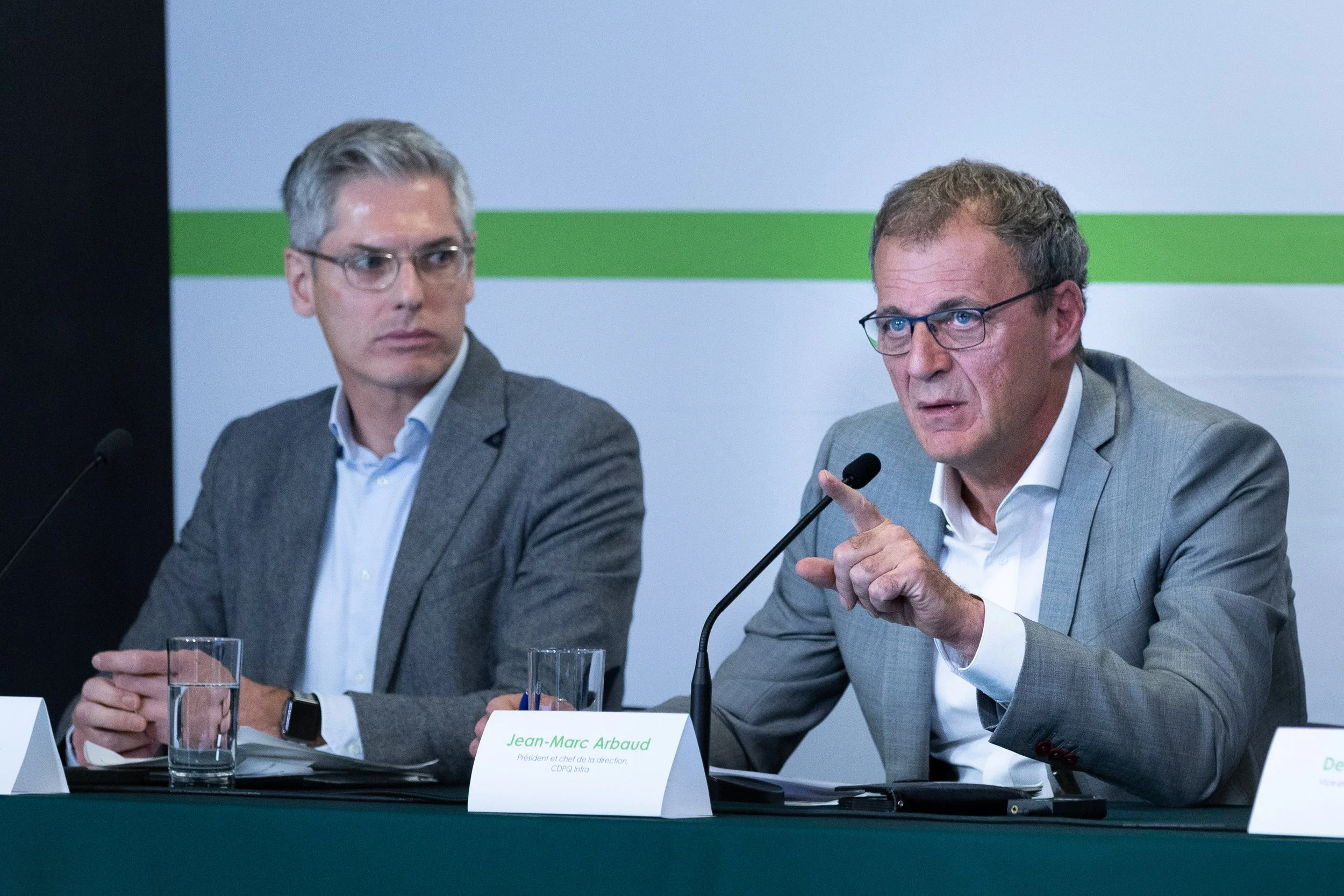  Jean-Marc Arbaud, président et chef de la direction CDPQ Infra, répond aux questions des journalistes face aux délais et aux dépassement des coûts du REM 