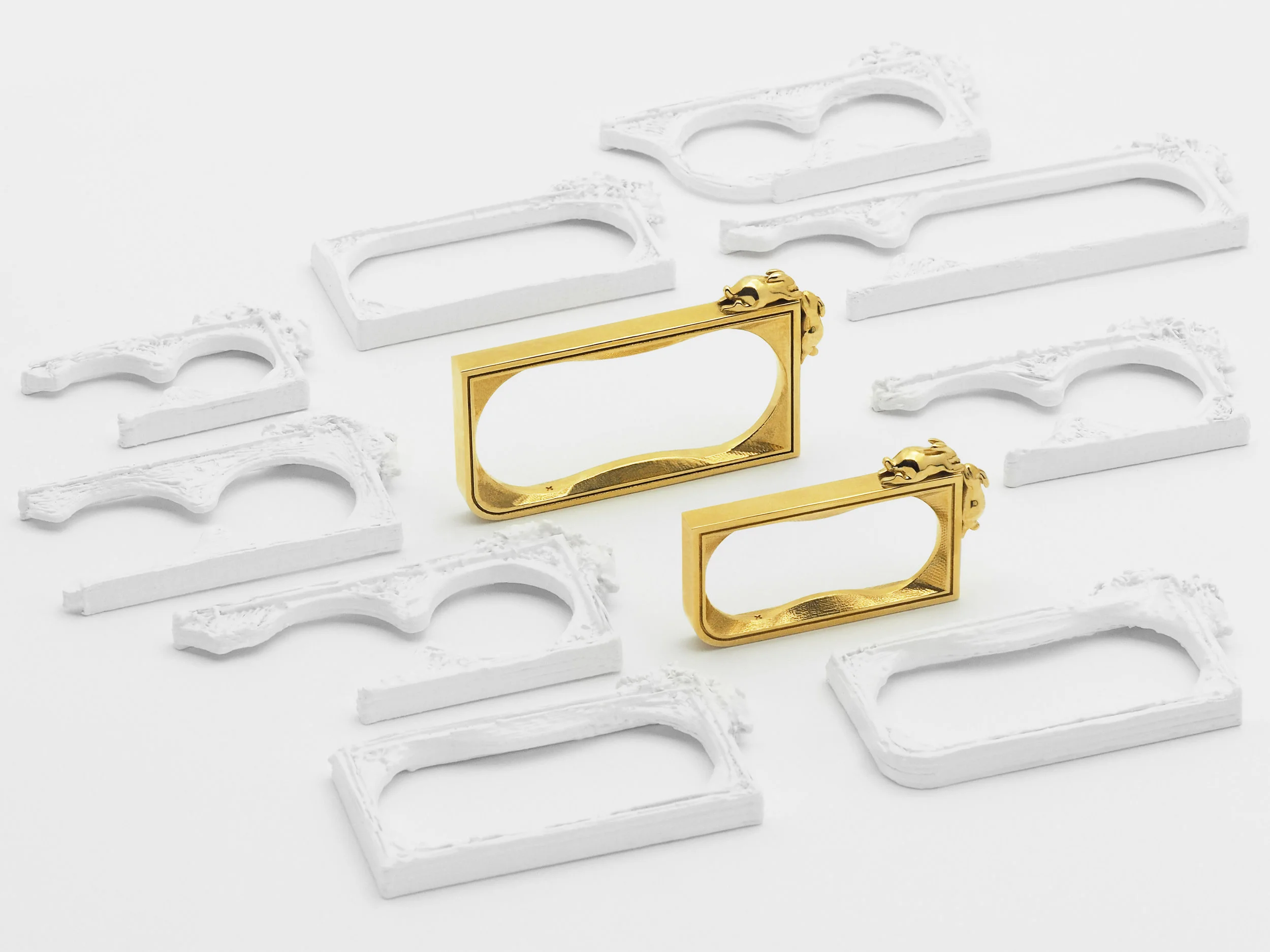 The product shoots features various 3d printed prototypes that were crudely made on a home printer. The design focused on acheiving the clean geometric aesthetic without sacrificing comfort.