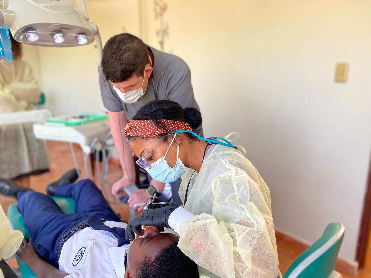 &iexcl;Un d&iacute;a m&aacute;s en nuestro operativo dental! Mejorando la salud bucal de nuestra comunidad en La Romana. #FundacionMIR #AyudandoaSer