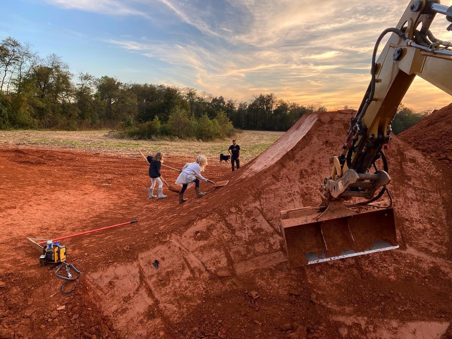 The supervisors have been on site doing some digging and testing their work!

@riveternc 
 🚴🏼&zwj;♀️ @islaeve70 

#bossladies #tinytribe #riveterfam #dirtjumps #bikepark #828isgreat