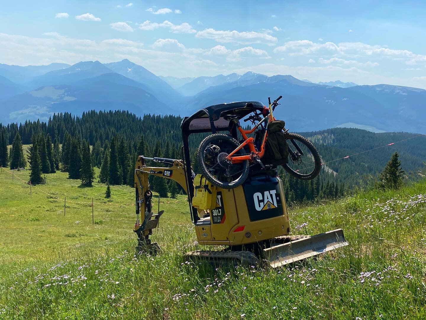 This job site was one for the books! 

From the top of @vailmtn all the way down into @minturncolorado 

Cougar Ridge Trail
@vailvmta 

@catconstruction @caterpillarinc 
@bikeonscott @dakine @evocusa 

#provenbyyou #nextgen #miniexcavator #trailbuild