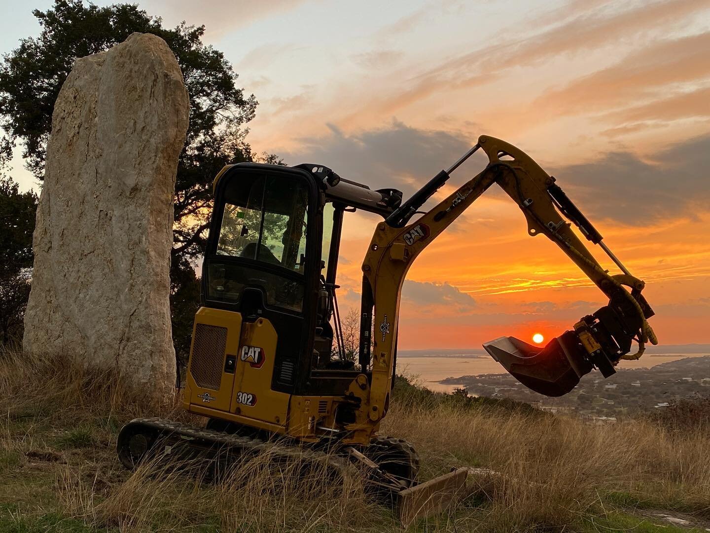 A great way to close our build in Texas!!

@spidermountaintx 

@catconstruction @engcon_na 
#texas #spidermountainbikepark #bikepark #sunset #engcon #tiltrotator #trailbuilder #neverstopneverstopping #sorryforpartying