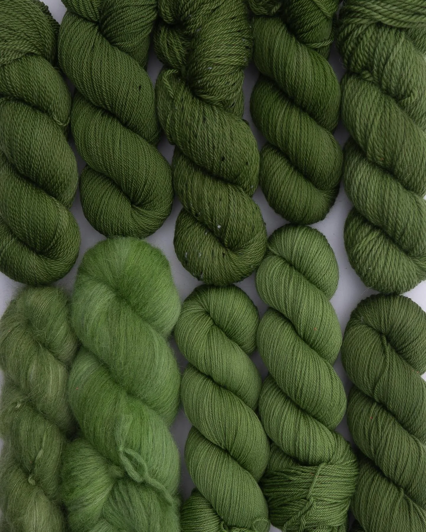 Time to take a trip to our favourite cozy place 🥹

THE SHIRE 🌿

My ultimate mid-toned green 😍 You might recognize this one from our 2024 advents, original called Moss, or as I like to call it the green that almost killed me 🤣 This gorgeous tonal 