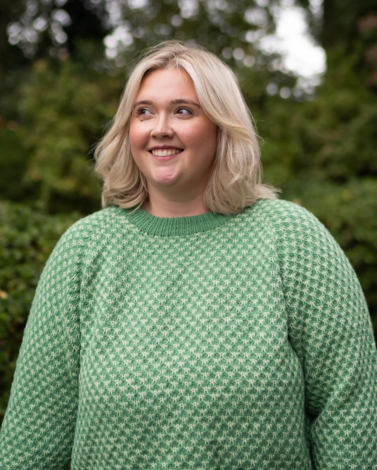 We thought we&rsquo;d change things up this time around and start showing off our samples through out the colourway reveals 👀

First up we have the Alder Sweater by @the.creabea knit for us by the amazing @kaleighknits 🥹💚

Yarn used is Dead Men of