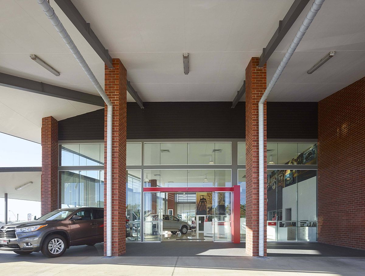 Guymer-bailey-architects-Toyota-Charters-Towers_04.jpg