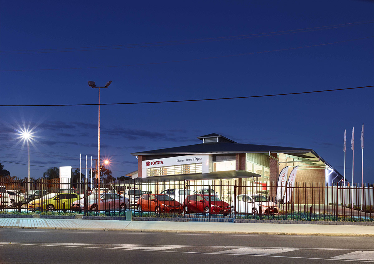 Guymer-bailey-architects-Toyota-Charters-Towers_01.jpg